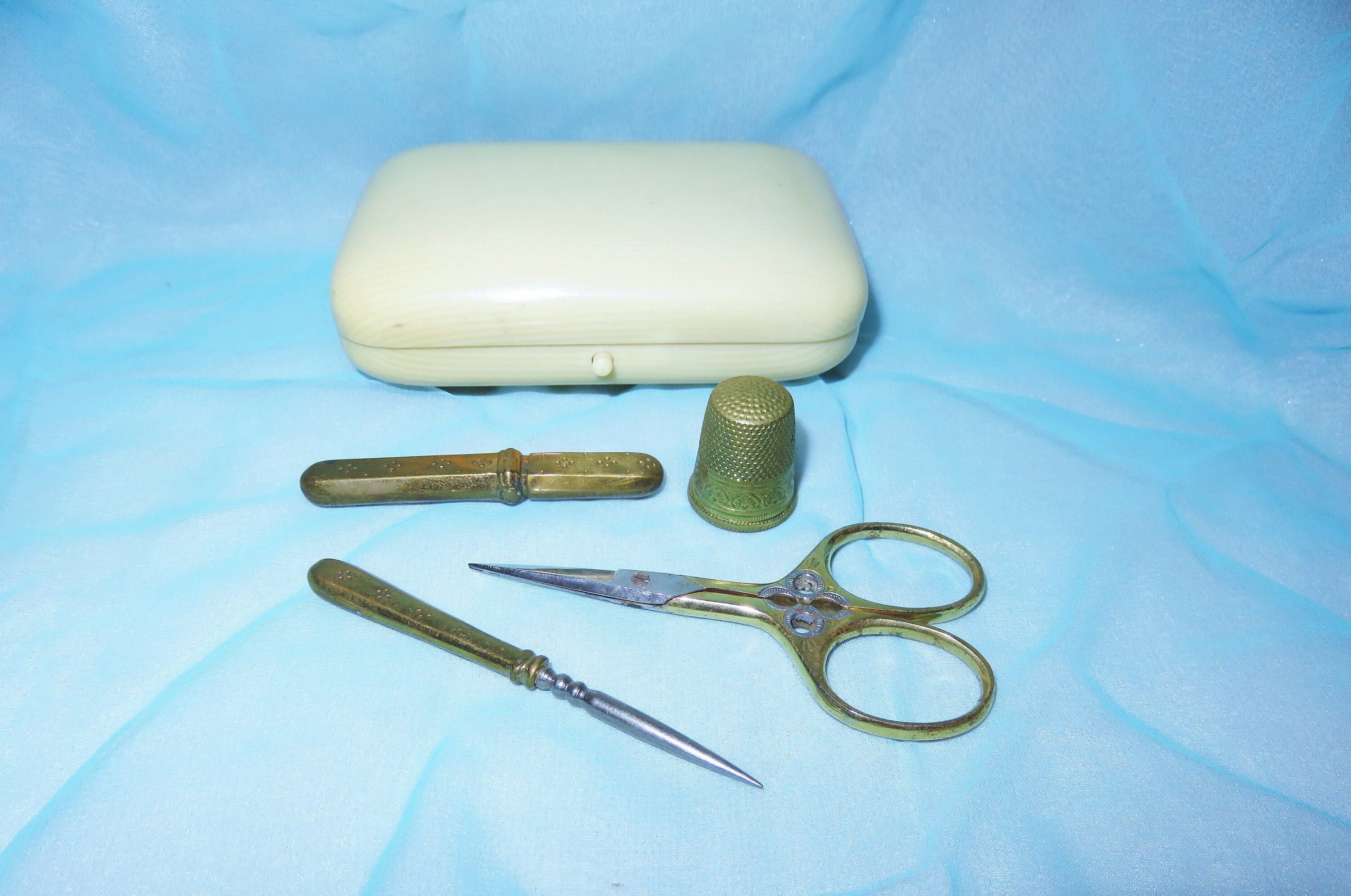 Accessoire - AJU  Vintage sewing kit, Vintage sewing, Antique sewing kit