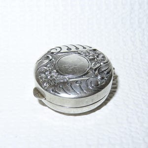 Antike Sterling Silber Pillendose - Schnupftabakdose - Patch Box - Repousse Blumen & Blätter - Gemarkt STERLING mit Herstellerzeichen - Monogramm Initial