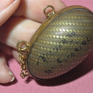 Viktoriansk antik ägg Chatelaine fingerborgshållare Etui - Präglat gångjärnsförsett mässingsfodral med handtag och Simons Brothers sterlingsilverfästning bild 10