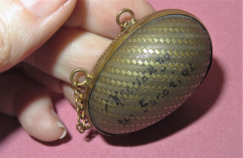 Viktoriansk antik ägg Chatelaine fingerborgshållare Etui - Präglat gångjärnsförsett mässingsfodral med handtag och Simons Brothers sterlingsilverfästning bild 10