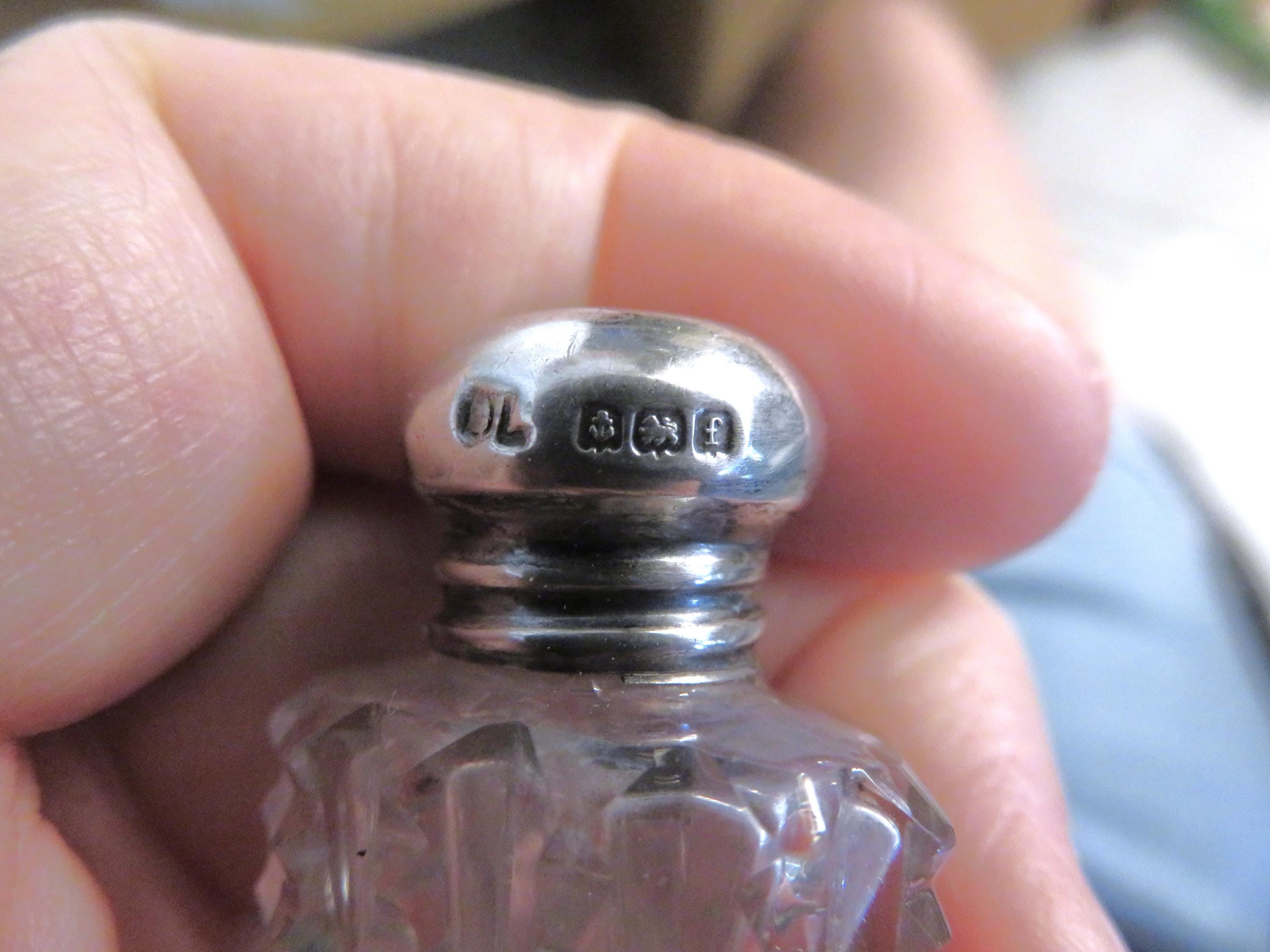 アンティークカットクリスタル香水瓶（スターリングシルバーの蓋付き