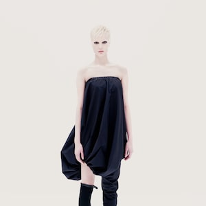 Macacão Avant Garde preto, macacão sem mangas de uma perna, roupa Avant Garde, roupa futurista, macacão assimétrico para mulher