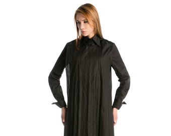 Zwarte geplooide shirtjurk met revers, zwarte tuniekjurk, avant-gardekleding, kaftanjurk, oversized shirt, losvallend lang shirt