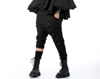 Pantaloni Capri in cotone in nero, pantaloni con cavallo basso da donna con elementi a balze, pantaloni casual Capri, pantaloni comodi da donna, pantaloni stravaganti