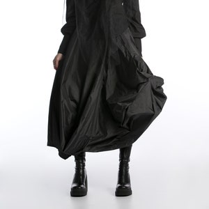 Jupe noire asymétrique, vêtements gothiques, jupe longue en taffetas, jupe volumineuse avec longueur asymétrique, vêtements grande taille, jupe taille haute image 1