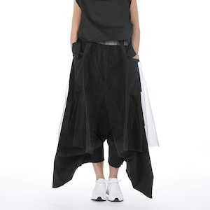 Losse zwarte rokbroek, broek met wijde pijpen en oversized pasvorm, avant-gardekleding, futuristische damesbroek, katoenen harembroek