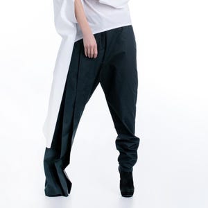 Pantaloni asimmetrici con vita bassa, pantaloni destrutturati larghi con gambe asimmetriche, pantaloni eleganti con cavallo basso, pantaloni formali all&#39;avanguardia
