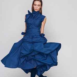 Robe de cocktail bleue, Robe d'invitée de mariage, Vêtements avant-gardistes, Robe de soirée extravagante, Robe de soirée pour femme, Robe de bal bleu marine