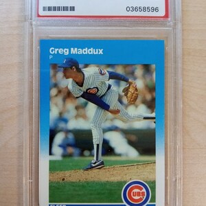 Cartão de basebol de Greg Maddux de <br> Entrega Rápida? Cartão lustroso do novato da atualização de Fleer 1987 | PSA com classificação 8 NM-MT | Atlanta Braves