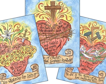 Puede incluir: Conjunto de tres ilustraciones de acuarela del Sagrado Corazón de Jesús. Cada ilustración presenta un corazón con una corona de espinas, una cruz y un rollo con una cita de la Biblia. La primera ilustración presenta la cita "María conservaba todas estas cosas, meditándolas en su corazón." La segunda ilustración presenta la cita "Comprendan con todos los santos lo que es la anchura y la longitud y la altura y la profundidad y conocer el amor de Cristo que sobrepasa todo conocimiento." La tercera ilustración presenta la cita "Un ángel del Señor se le apareció en sueños... Entonces José se despertó, hizo lo que el ángel del Señor le había mandado."
