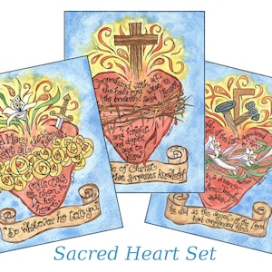 Puede incluir: Conjunto de tres ilustraciones de acuarela del Sagrado Corazón de Jesús. Cada ilustración presenta un corazón con una corona de espinas, una cruz y un rollo con una cita de la Biblia. La primera ilustración presenta la cita "María conservaba todas estas cosas, meditándolas en su corazón." La segunda ilustración presenta la cita "Comprendan con todos los santos lo que es la anchura y la longitud y la altura y la profundidad y conocer el amor de Cristo que sobrepasa todo conocimiento." La tercera ilustración presenta la cita "Un ángel del Señor se le apareció en sueños... Entonces José se despertó, hizo lo que el ángel del Señor le había mandado."