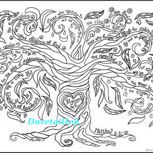 Könnte beinhalten: Schwarz-weiß-Linienzeichnung eines Baumes mit Herzen und Blättern. Der Baum hat Text darauf, der lautet: "Selig sind die Friedfertigen; denn sie werden Gottes Kinder heißen. Selig sind, die da trauern; denn sie sollen getröstet werden. Selig sind, die da hungern und dürsten nach der Gerechtigkeit; denn sie sollen satt werden. Selig sind die Barmherzigen; denn sie werden Barmherzigkeit erlangen. Selig sind die reinen Herzens; denn sie werden Gott schauen. Selig sind die Friedfertigen; denn sie werden Gottes Kinder heißen. Selig sind, die um der Gerechtigkeit willen verfolgt werden; denn ihnen gehört das Himmelreich." Der Text enthält auch den Vers "Matthäus 5,3-10".