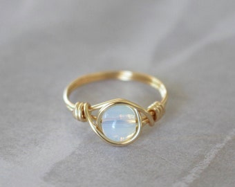 Opaal draad ring, opaal edelsteen ring, draad ring, edelsteen draad ring, sierlijke gouden ring, gouden draad ring, opaal stenen ring, boho draad ring, schattig