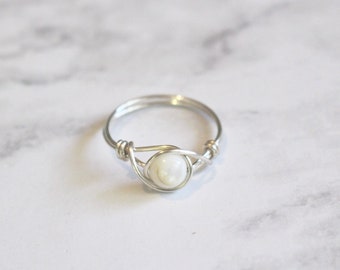 Bague en coquillage, bague en coquillage blanc, bague en fil de pierre, bague enroulée de fil, bague en pierre blanche, bague en pierre précieuse, bague en fil de pierre précieuse, bague en fil d'argent