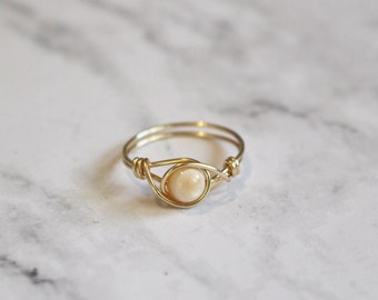 Bague en fil d'or, bague enroulée de fil, bague en coquillage blanc, bague en fil de pierre précieuse, bague en or, bague en fil de pierre, bague en pierre précieuse, bague en fil de coquillage blanc