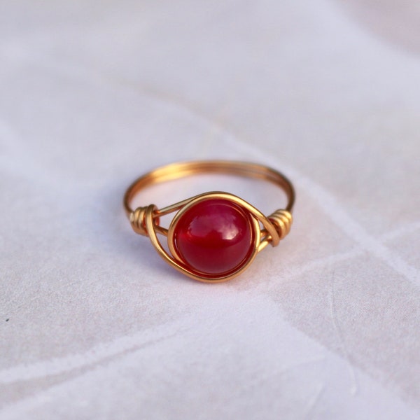 Bague en agate fuchsia, bague en agate rose, bague en pierre précieuse, bague en fil de fer, bague enveloppée de fil, bague en pierre rose, bague en or, bague en pierre, bague en agate, boho