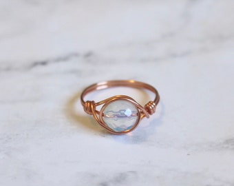 Opaal ring, draad gewikkeld ring, koperdraad ring, koperen ring, opaal maansteen ring, sierlijke draad ring, edelsteen draad ring, opaal draad ring, boho