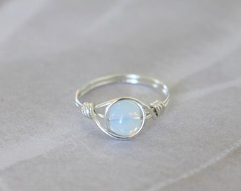 Opaal ring, draad ring, opaal edelsteen ring, sierlijke zilveren ring, edelsteen ring, draad gewikkeld ring, zilveren draad ring, statement ring, boho ring