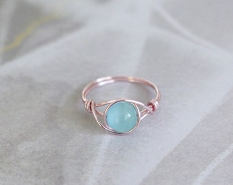Anello occhio di gatto blu, anello di filo, anello avvolto, anello rosa, anello di pietra blu, anello di pietre preziose, anello rosa millenario, anello delicato, anello occhio di gatto