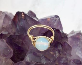 Opaliet-maansteenring: gouden draadgewikkelde edelsteenring
