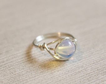 Maansteen opaal ring, draad ring, draad gewikkeld ring, zilveren draad ring, sierlijke zilveren ring, opaal edelsteen ring, opaal stenen ring, opaal draad ring