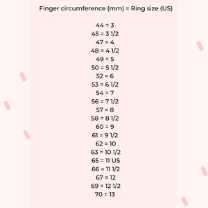 Pu&ograve; includere: Un grafico che mostra le misure degli anelli in misura americana e la circonferenza del dito corrispondente in millimetri. Il grafico elenca le misure dal 3 al 13, comprese le mezze misure. Il testo in fondo al grafico dice "per misurare il diametro del dito, usa un metro a nastro morbido o un pezzo di corda e un righello - mandami un messaggio se non sei sicuro".