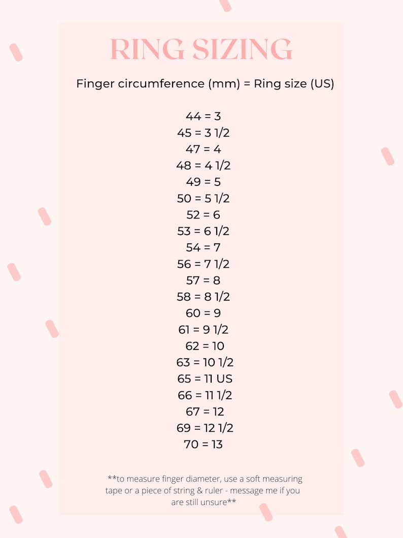 Pu&ograve; includere: Un grafico che mostra le misure degli anelli in misura americana e la circonferenza del dito corrispondente in millimetri. Il grafico elenca le misure dal 3 al 13, comprese le mezze misure. Il testo in fondo al grafico dice "per misurare il diametro del dito, usa un metro a nastro morbido o un pezzo di corda e un righello - mandami un messaggio se non sei sicuro".