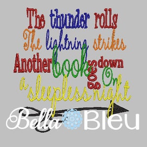 Op de afbeelding: Borduurwerk met de tekst "The thunder rolls The lightning strikes Another book goes down on a sleepless night" met een pijl die naar rechts wijst en de tekst "Bella Bleu" onder de pijl.