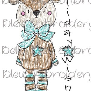 Pode incluir: Uma rena bordada em marrom e azul com um laço azul e uma estrela no peito. A rena está em pé sobre pernas listradas. O texto "Holiday Wishes" está escrito verticalmente à direita da rena.