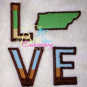 Puede incluir: Diseño bordado de la palabra "LOVE" con la letra "O" reemplazada por el contorno del estado de Tennessee. Las letras son marrones con acentos azules, tostados y marrón claro.