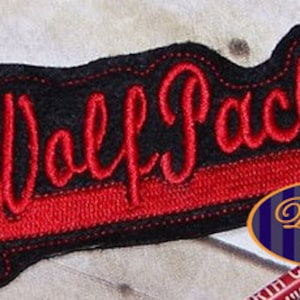 Può includere: Toppa ricamata rossa e nera con il testo "Wolf Pack" in un font corsivo.