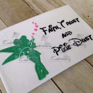 Peut inclure: Un t-shirt blanc avec une silhouette verte de sirène et le texte "Faith, Trust and Pixie Dust" en noir.