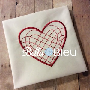 Op de afbeelding: Rood geborduurd hart met een decoratief ontwerp op een witte stoffen achtergrond. De tekst "Bella Bleu" is zichtbaar onder het hart.