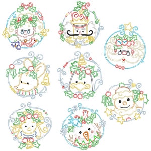 Puede incluir: Una colección de siete diseños bordados de adornos navideños. Cada adorno presenta un personaje festivo diferente, incluyendo a Papá Noel, un cascanueces, un ratón, un pingüino, un muñeco de nieve y un elfo, todos rodeados de acebo y espirales decorativas.