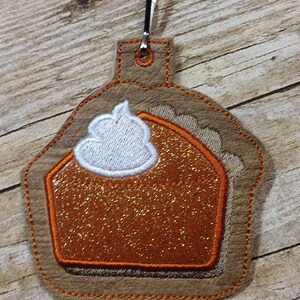 Kürbiskuchen Stück ITH Schlüssel Anhänger - in the hoop Schlüsselanhänger - Instant Download - Stickdatei