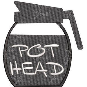 Pode incluir: Um design bordado em preto e branco de uma cafeteira com o texto "POT HEAD" escrito nela.