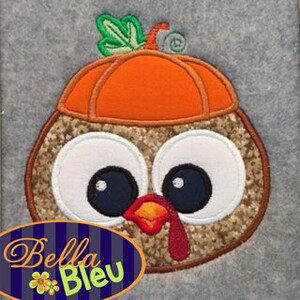 Bedårande kalkonansikte med pumpahatt och maskinapplikationsbroderimönster för Thanksgiving