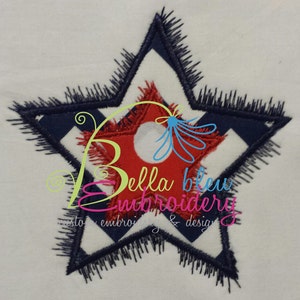 Op de afbeelding: Een stervormig borduurmotief in rood, wit en blauw op een witte achtergrond. De ster heeft een rafelige rand en is omrand met donkerblauw. De tekst "Bella bleu embroidery" is zichtbaar in het midden van de ster.