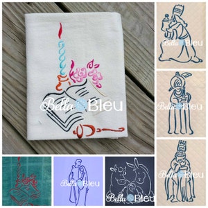 Op de afbeelding: Een set van vijf borduurmotieven met een kerststal, een herder, een wijze man en een boek met een kaars en bloemen. De ontwerpen zijn allemaal in een blauw-wit kleurenschema en bevatten de tekst "Bella Bleu".