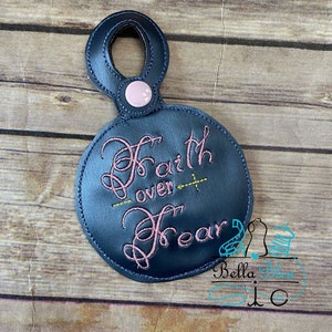 Faith Over Fear Spruch Taschenanhänger - ITH Taschenanhänger - Religiöser Anhänger - Maschinenstickerei Instant Download