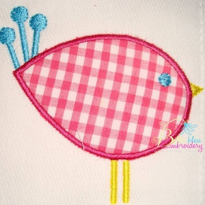 Può includere: Un uccello ricamato in gingham rosa e bianco con accenti blu e gambe gialle. L'uccello è su uno sfondo bianco.