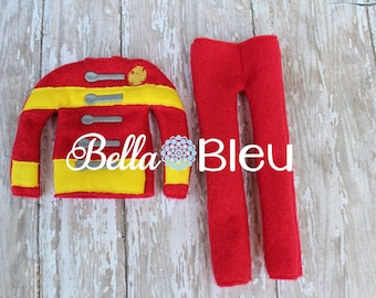 Puede incluir: Disfraz de bombero rojo y amarillo para elfo, con chaqueta y pantalón. La chaqueta tiene botones plateados y un ribete amarillo. El pantalón es rojo sólido.