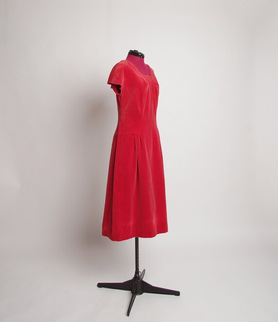 1940s-50s Red cotton velvet dress, Trapeze neckli… - image 2