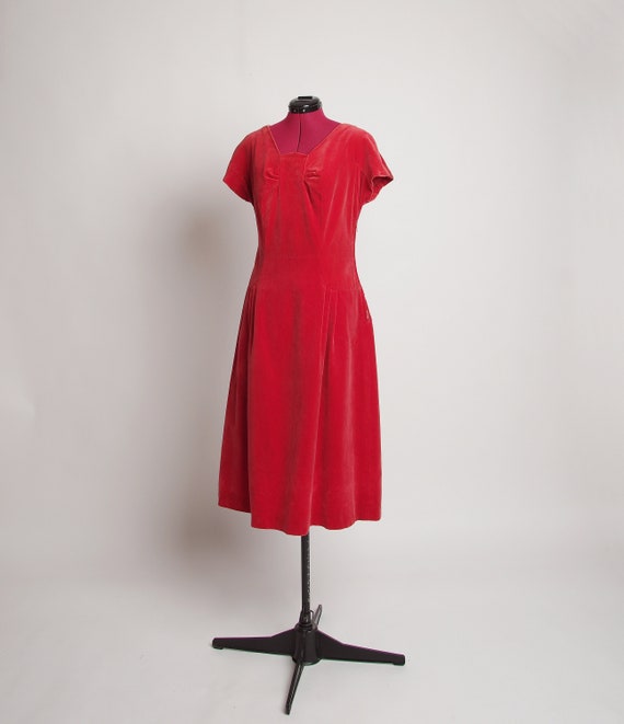 1940s-50s Red cotton velvet dress, Trapeze neckli… - image 5