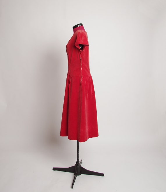 1940s-50s Red cotton velvet dress, Trapeze neckli… - image 4