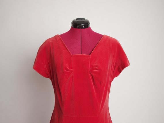 1940s-50s Red cotton velvet dress, Trapeze neckli… - image 6