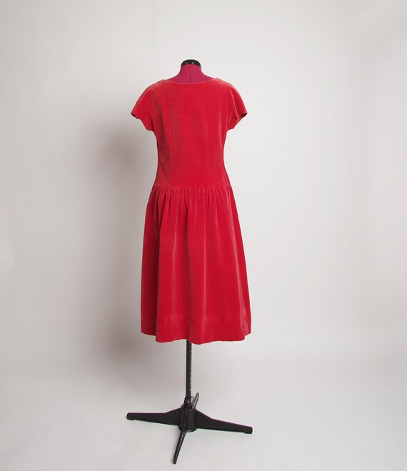 1940s-50s Red cotton velvet dress, Trapeze neckli… - image 3