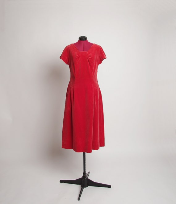 1940s-50s Red cotton velvet dress, Trapeze neckli… - image 1