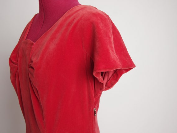 1940s-50s Red cotton velvet dress, Trapeze neckli… - image 7