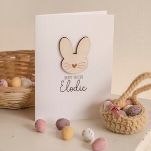 Carte personnalisée de luxe en bois de lapin de Pâques